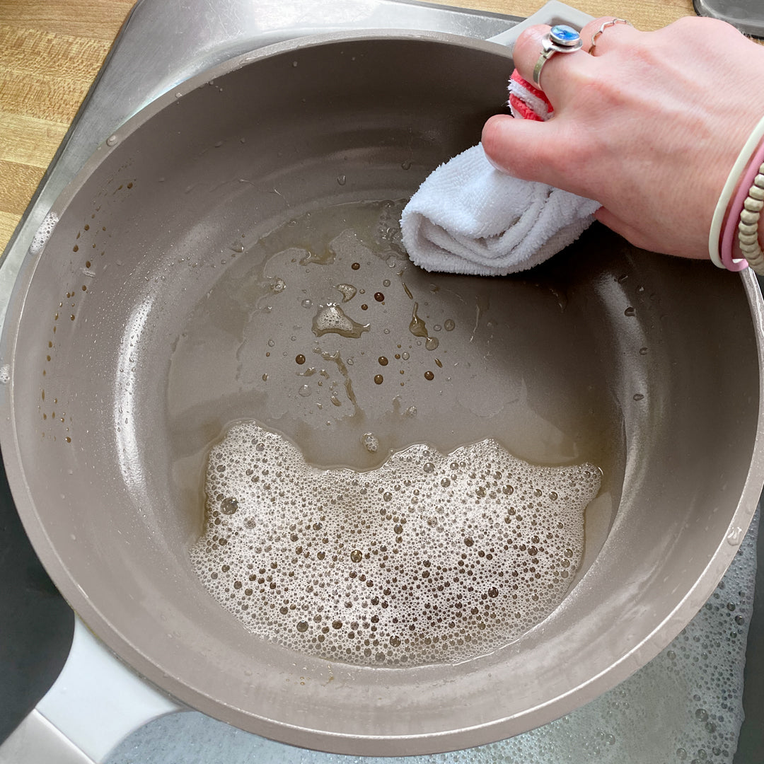 The Pan in warm gray easily getting grease cleaned off of it